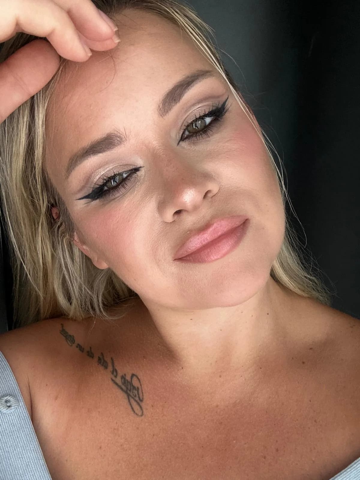 Sanftes Smokey-Eye-Make-up mit schimmernden Lidern und rosigen Lippen